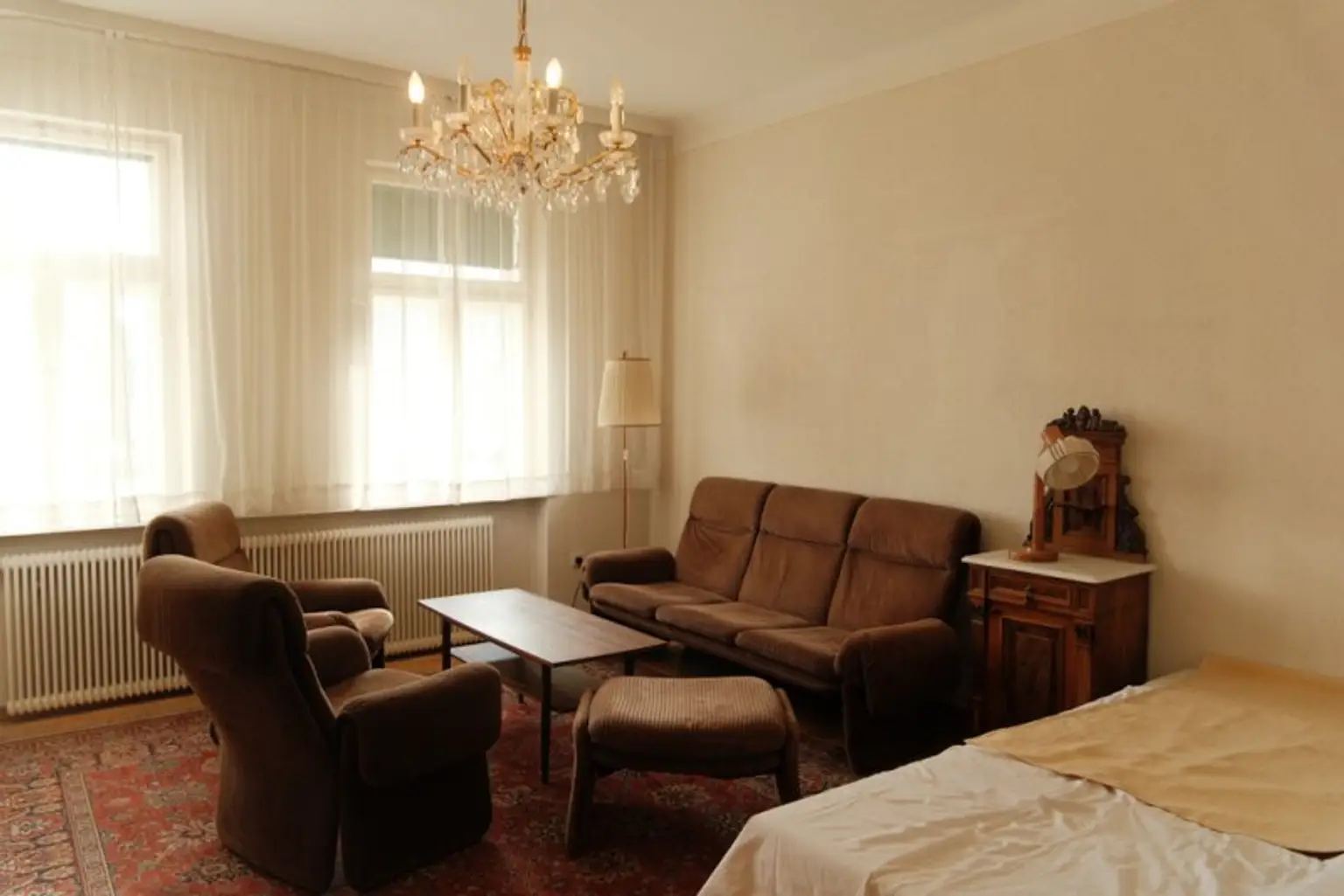 Zistersdorf: A5 - Nähe: großzügiges Wohnhaus ( 2 Wohneinheiten ) mit traumhaften Garten, Garage und Werkstatt