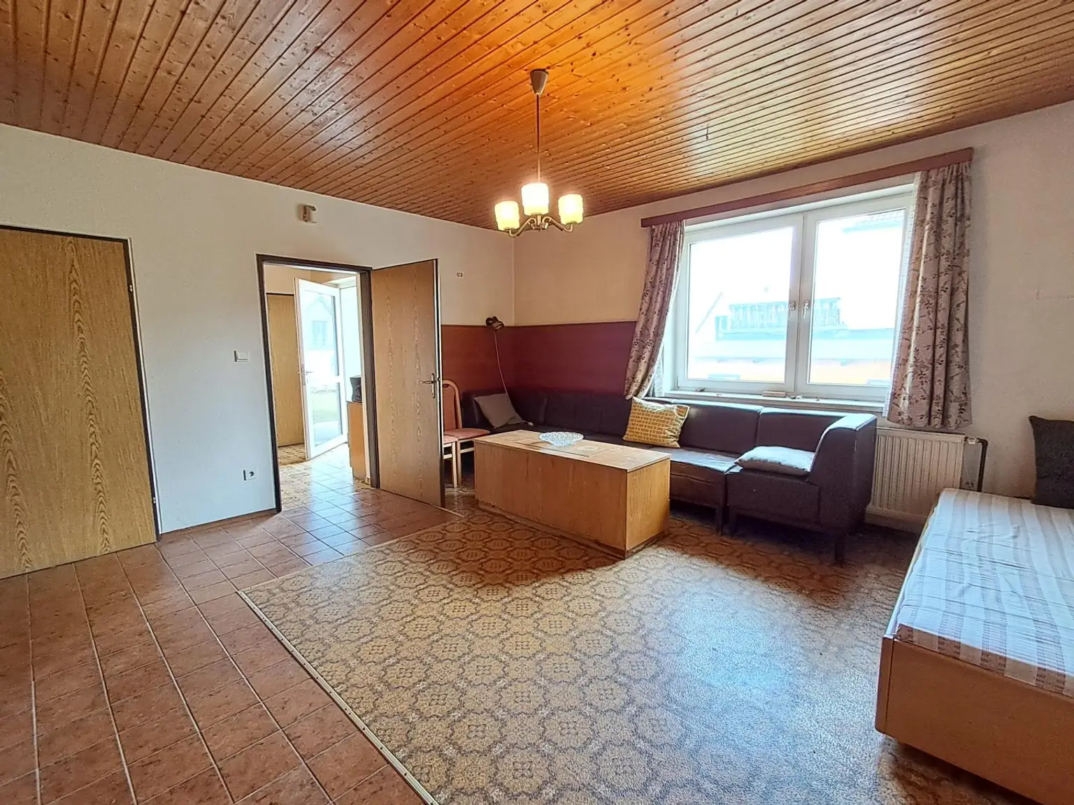 6 Zimmer ein großzügiges Grundstück und viel Platz warten auf eine nette Familie