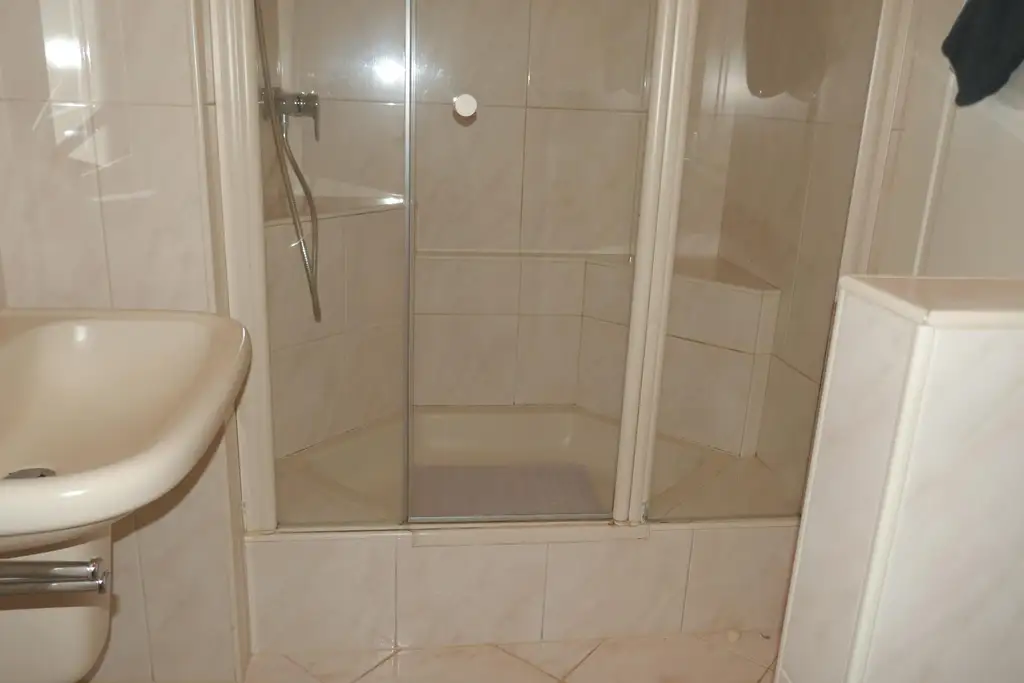 Schöne Villenwohnung in Aussichtslage mit Balkon und Parkplatz