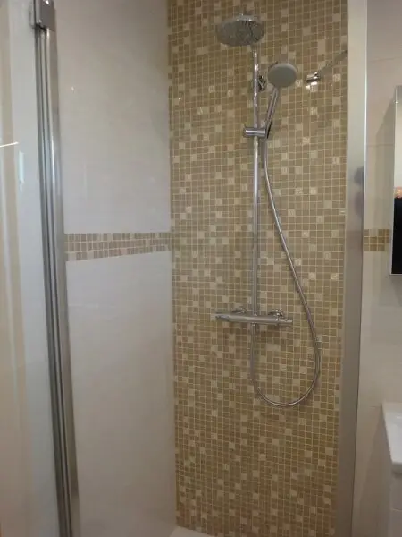 Baumeistergasse: Zwei Zimmer (zenral begehbar) mit Balkon!
