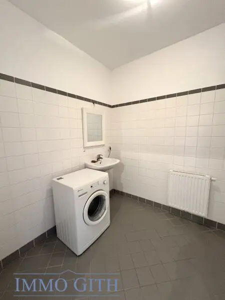 UNBEFRISTETE, GEPFLEGTE 1,5 ZIMMER-WOHNUNG MIT GEMEINSCHAFTSTERRASSE ZU MIETEN!