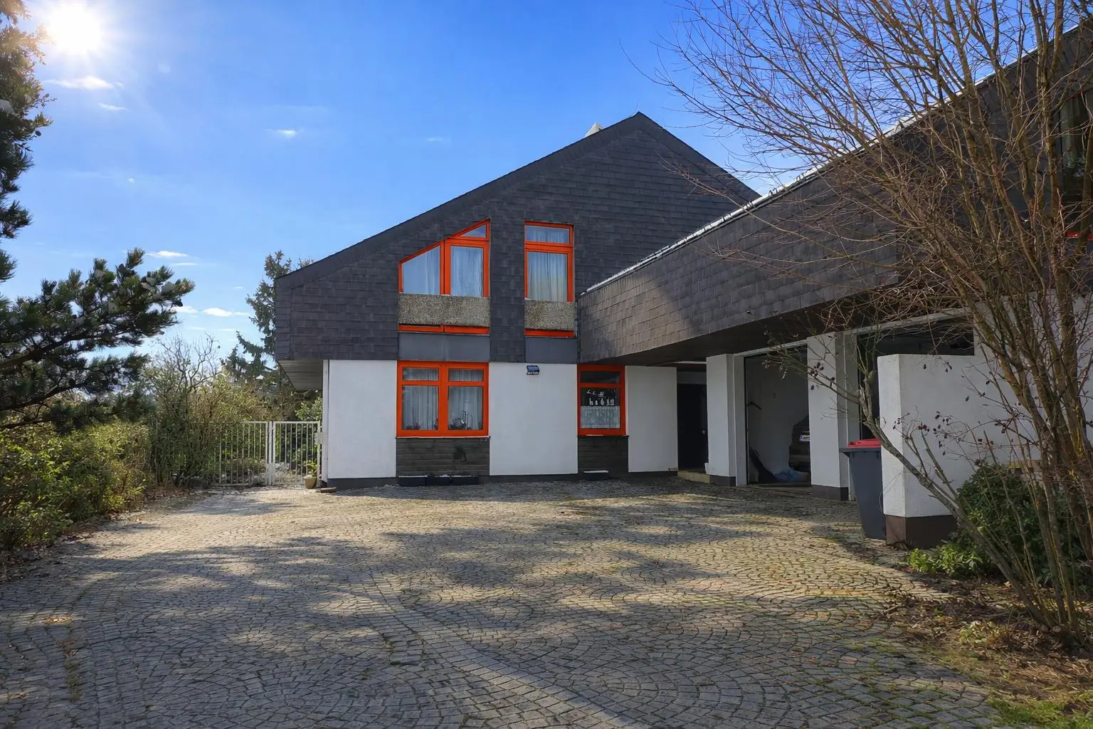 Einfahrt mit Doppelgarage