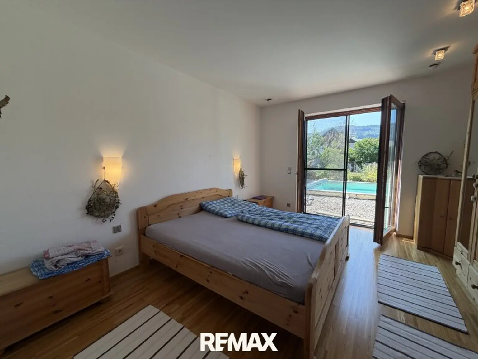 Zimmer mit Gartenansicht UG
