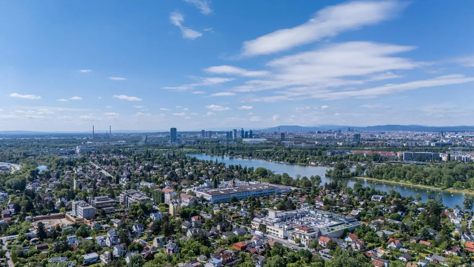 24 Drohne mit Blcik auf die Stadt II