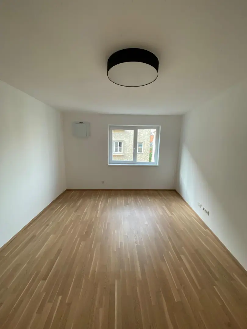 Moderne Neubauwohnung im Zentrum – mit Loggia u. Lift ! TIEFGARAGENPLATZ und KONTROLLIERTE WOHNRAUMBELÜFTUNG