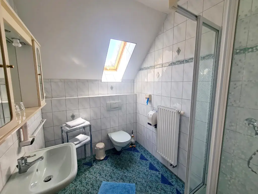 „Wohnen & Wohlfühlen im Hügelland – vielseitige Immobilie mit 8 Gästezimmern & Privatwohnung“