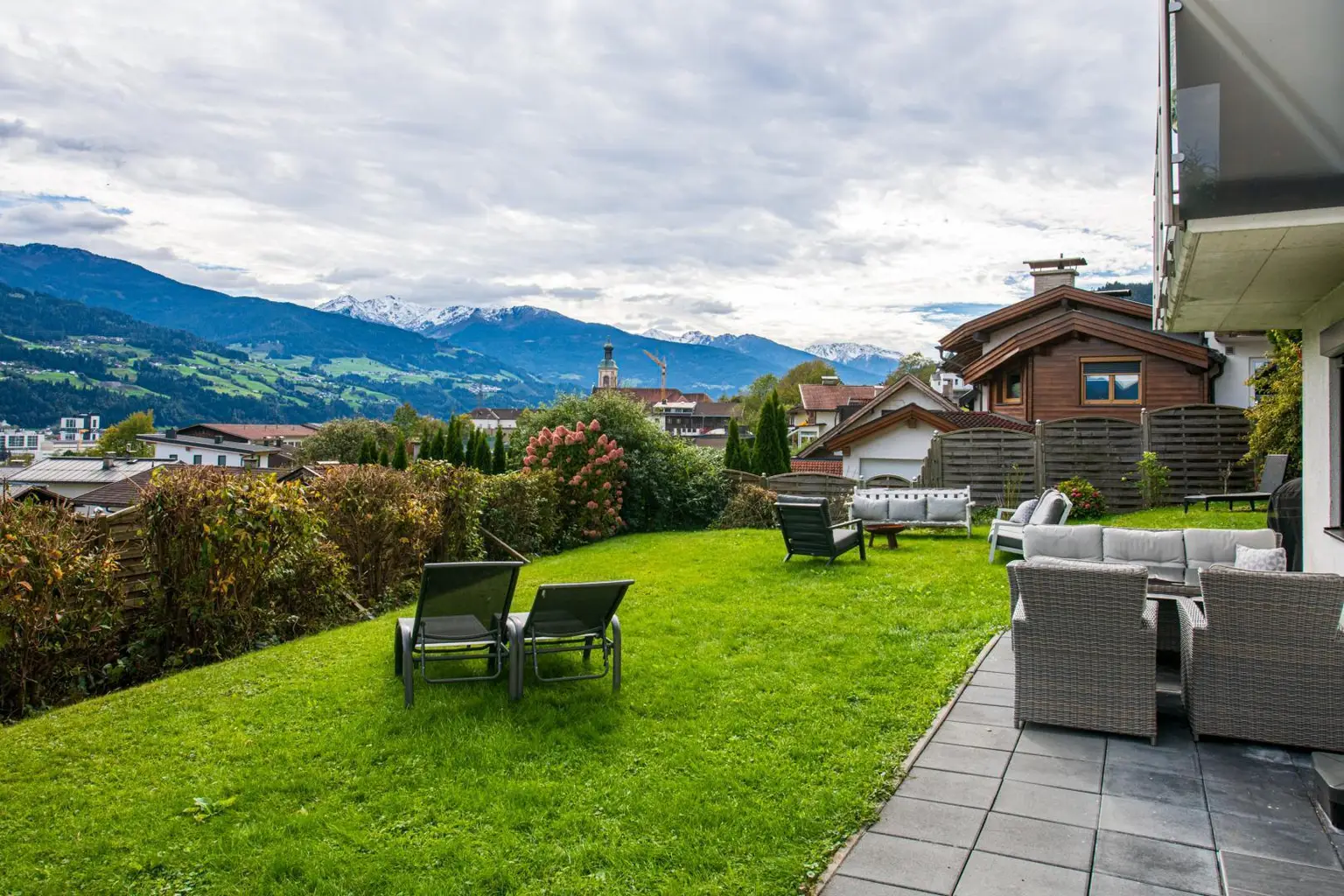 Terrasse mit Garten