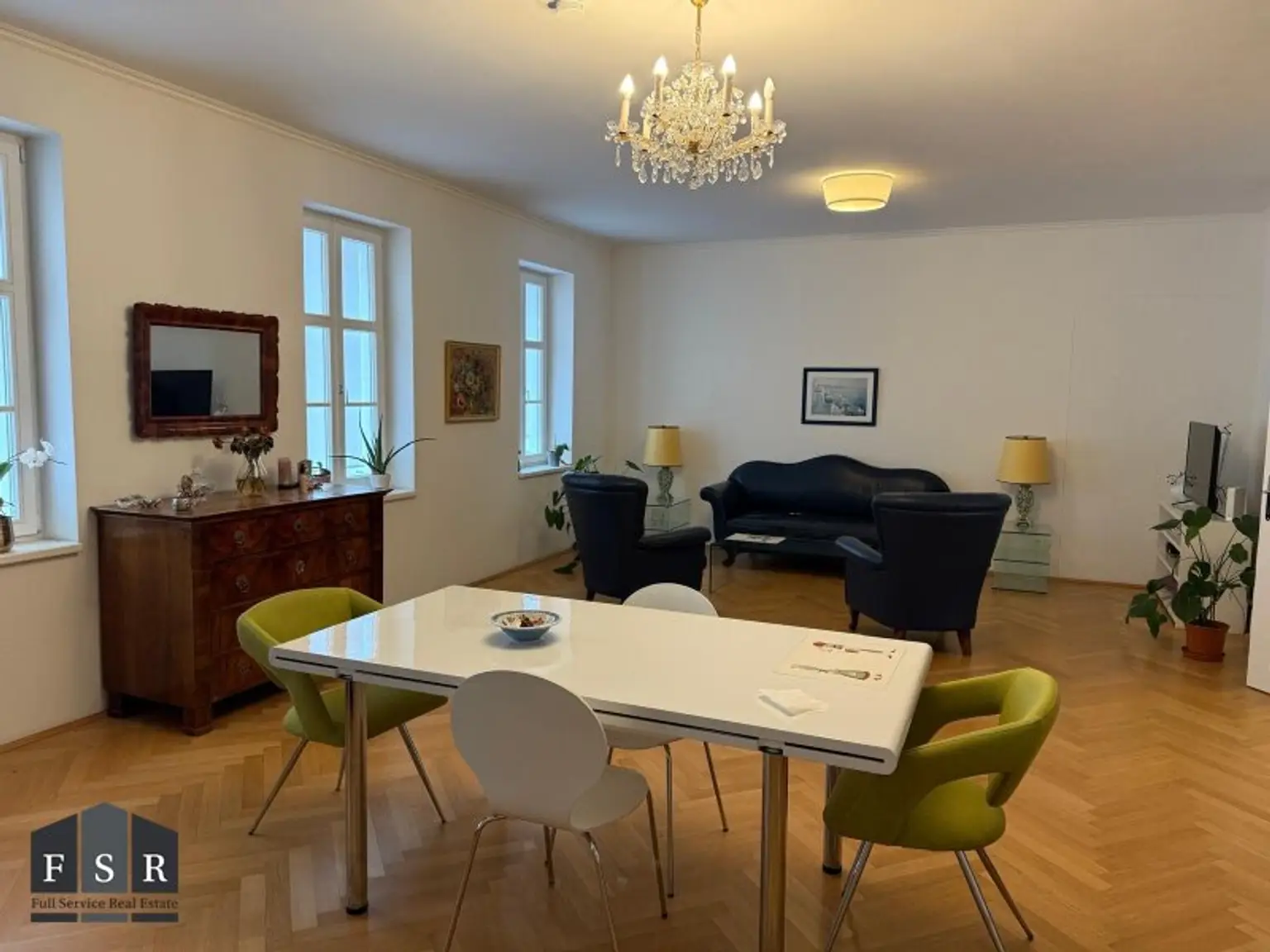 Alles da - Moderne und elegante Altbauwohnung mit Balkon in bester Lage + 1x Garagenplatz und Einbauküche im Preis inkludiert