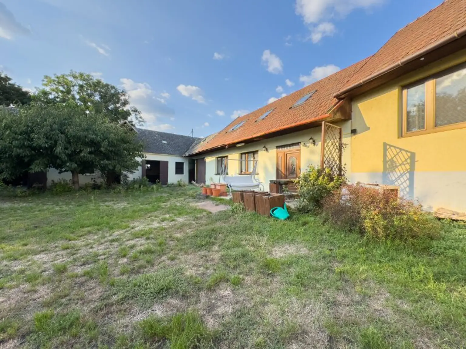 DREIKANTHOF IN ZENTRALER GRÜNLAGE - 1.300 m² Grundfläche - 180 m² Scheunen