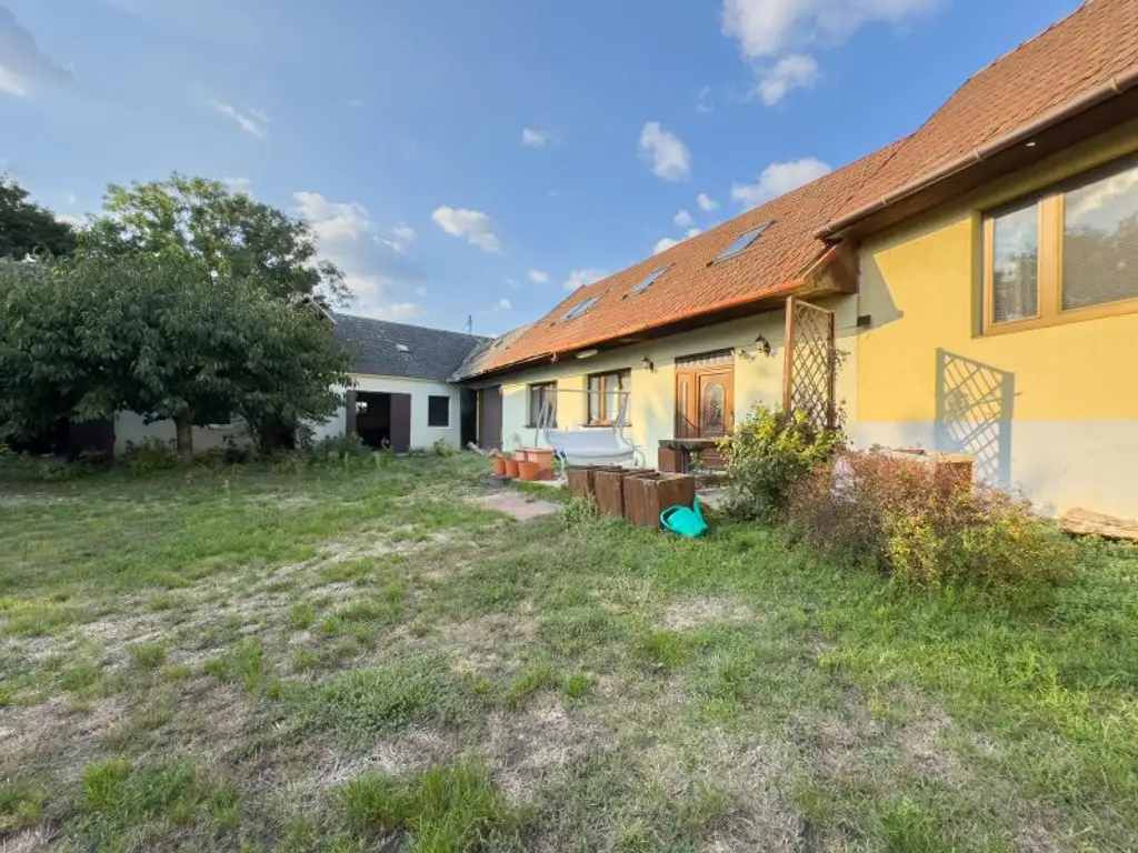 DREIKANTHOF IN ZENTRALER GRÜNLAGE - 1.300 m² Grundfläche - 180 m² Scheunen