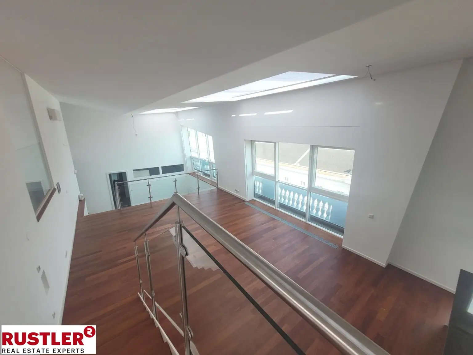 TRAUMHAFTE DG-WOHNUNG MIT BLICK AUF DIE KARLSKIRCHE!