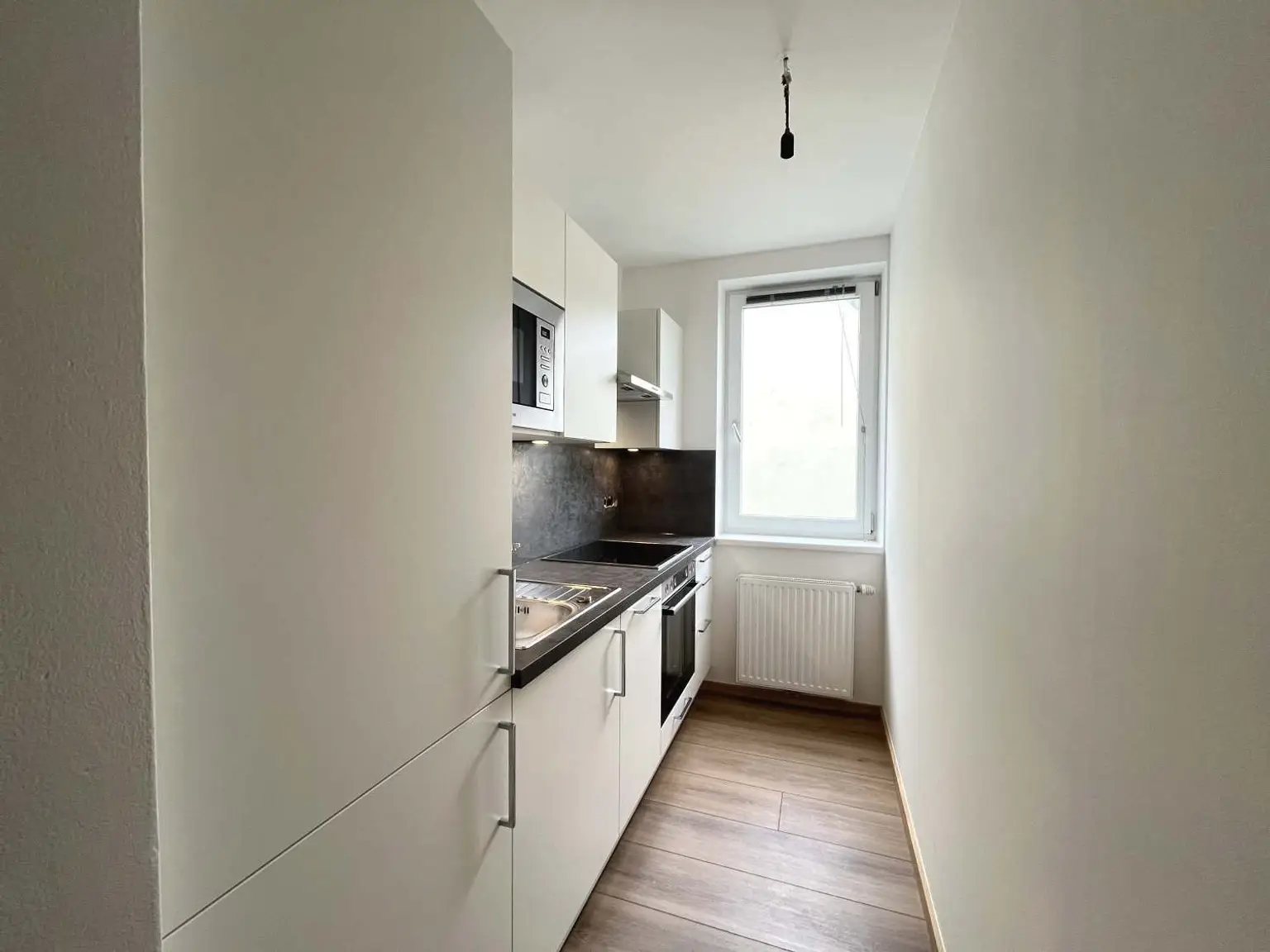 Teilsanierte 2-Zimmer-Wohnung mit Balkon in den grünen  Innenhof!