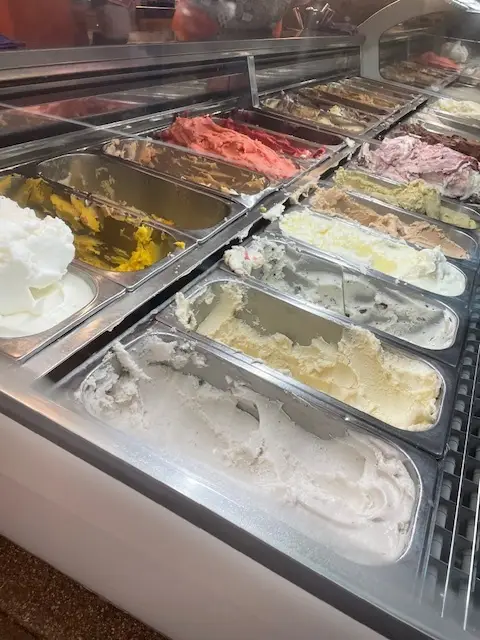 LANGJÄHRIG ETABLIERTES EISCAFE - FREQUENTIERTER HAUPTPLATZ  PASSEND ZUM SAISONSTART