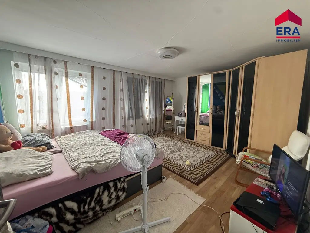 NEU: Viel Platz für Familie, Hobby und Werkstatt – Einfamilienhaus mit 4 Garagen und neuem Dach