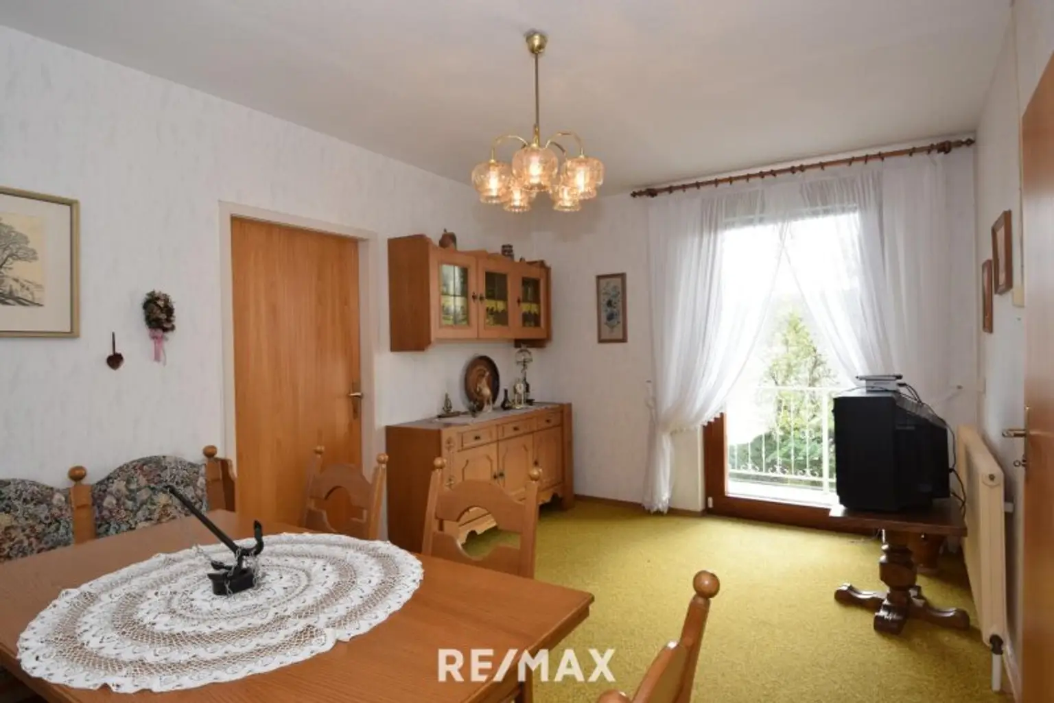 Esszimmer mit Balkonausgang