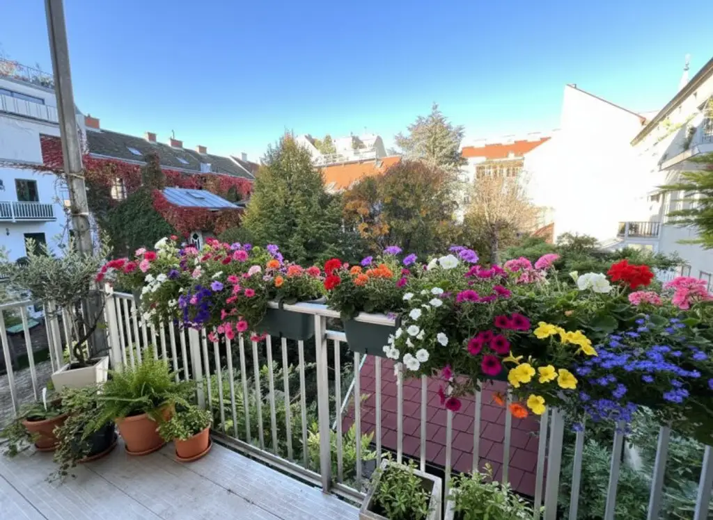 ERSTBEZUG NACH SANIERUNG: Ansprechende 6-Zimmer-Altbauwohnung mit Balkon, unweit von Kutschermarkt