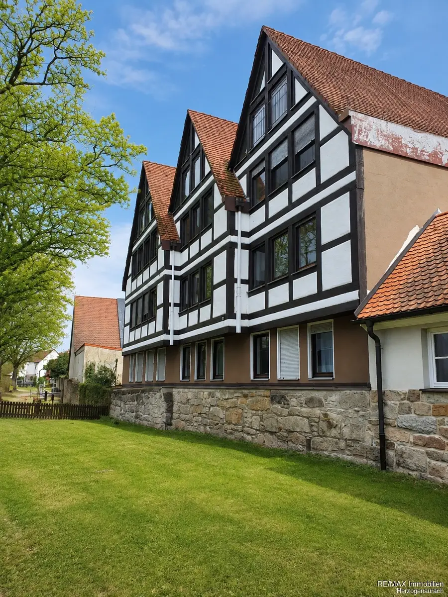 Zwei Mehrfamilienhäuser mit insgesamt 11 Wohneinheiten und 8 Stellplätzen in Herzogenaurach