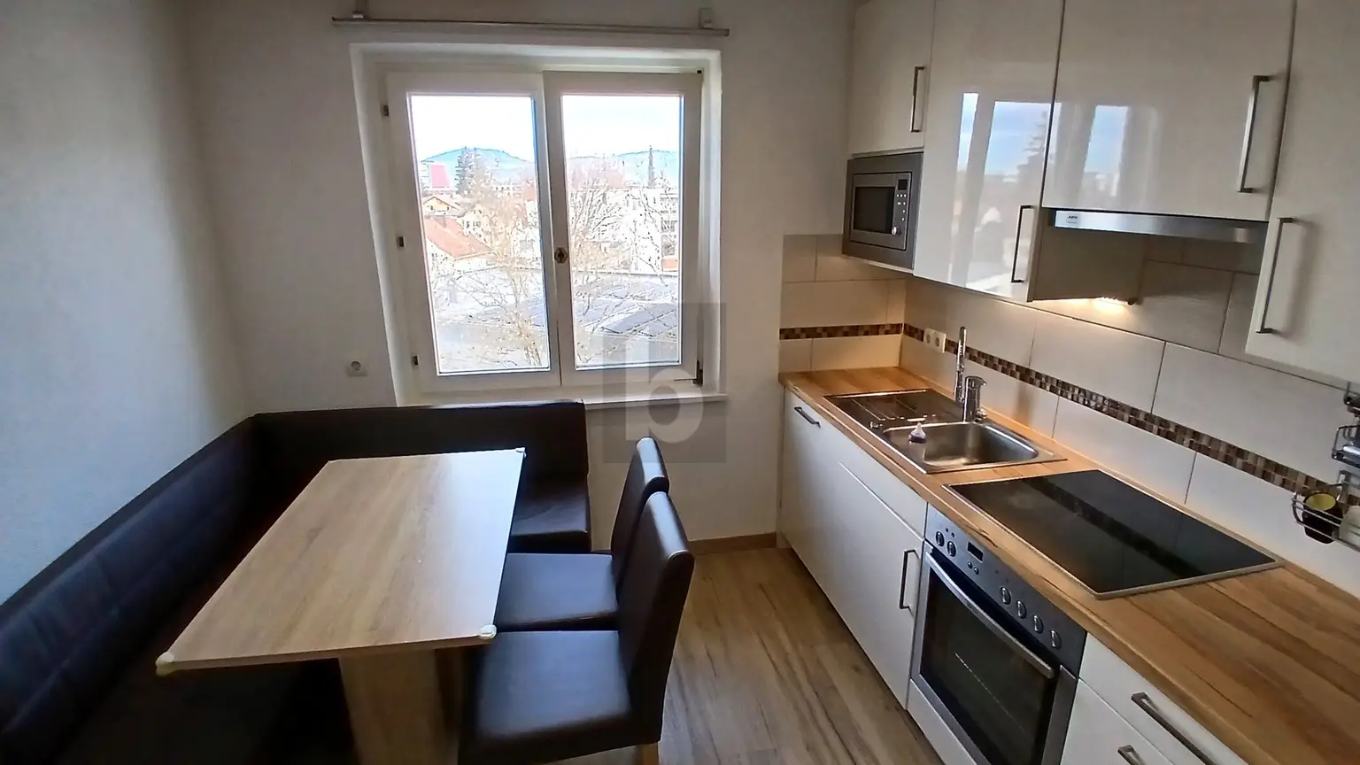 SONNIG MIT BALKON UND DURCHDACHTER RAUMAUFTEILUNG