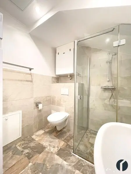 Bad mit Dusche und WC