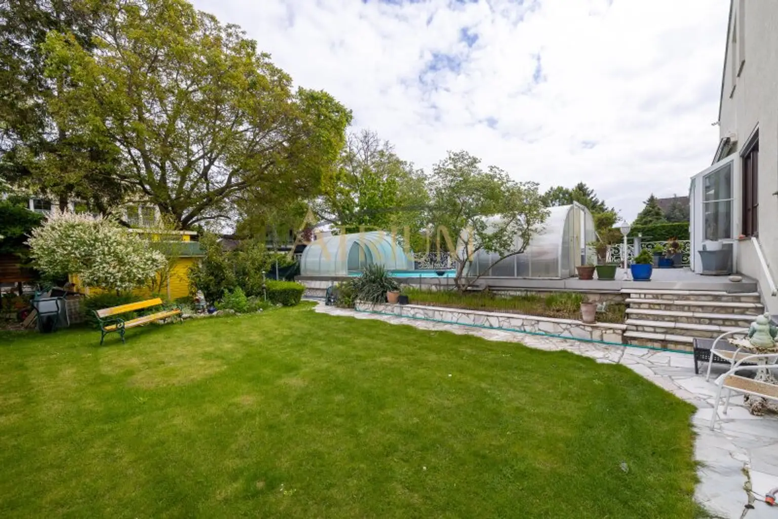 240m²  großes, modern aufgeteiltes 8 Zimmer Einfamilienhaus mit Garten und Pool in Gerasdorf bei Wien