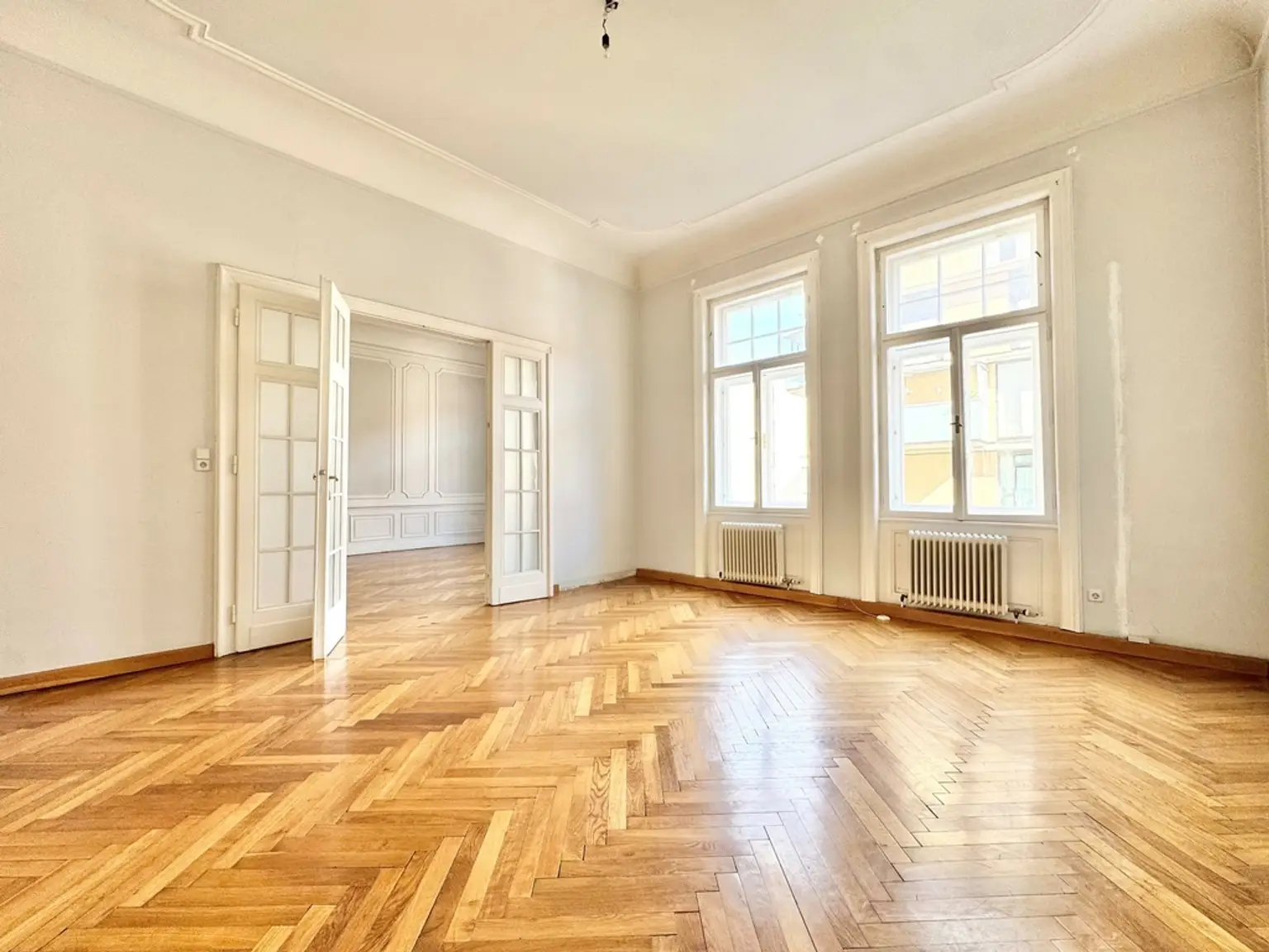 TOPLAGE NÄHE THERESIANUM | EXKLUSIVE, HELLE 5-ZIMMER | ALTBAU MIT GARTENSEITIGEM BALKON | U-BAHN-NÄHE