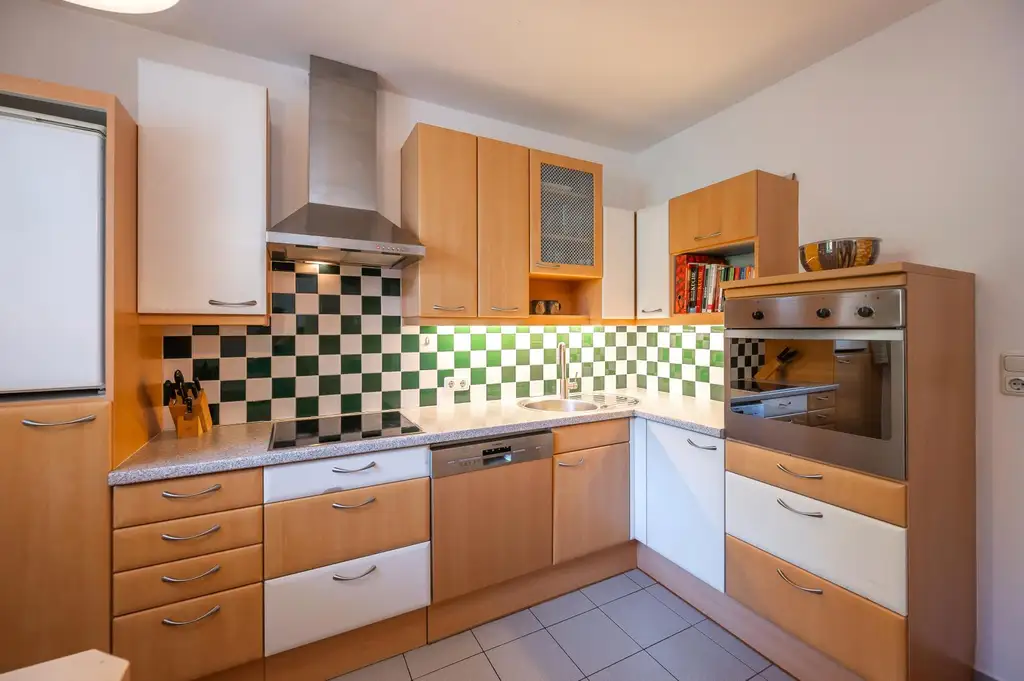Wohnen im Grünen mit Stadtanschluss: 4 Zimmer | Loggia | PKW-Stellplatz