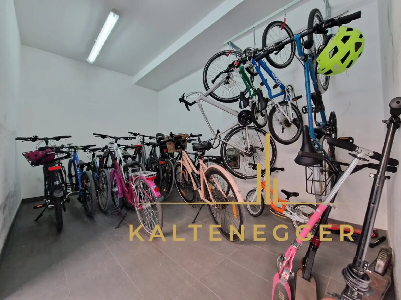 Kinderwagen-, und Fahrradabstellraum im EG