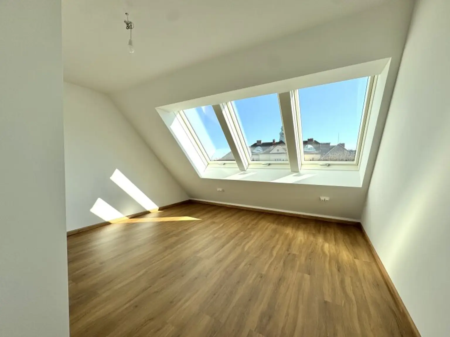 Dachgeschossausbau mit Terrasse & Klimaanlage - Erstbezug - UNBEFRISTETE Mietdauer