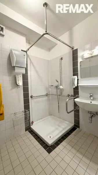 Ehemaliges Seniorenheim, gewerbliche Widmung, große Dachterrasse & 16 Garagen in Wiener Neustadt – Top Chance!