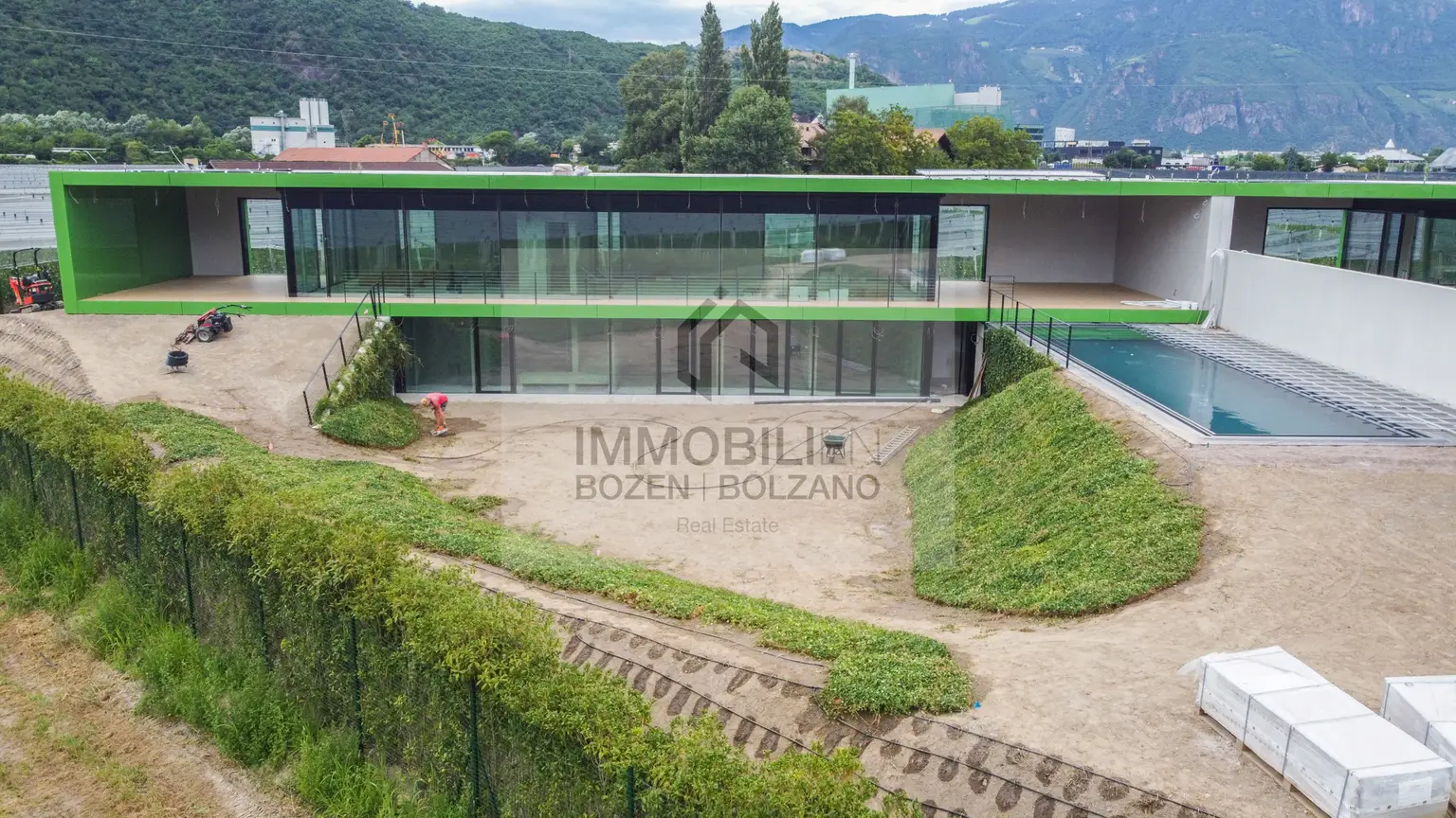 Designer Villa mit Garten und Pool im Grünen zu verkaufen