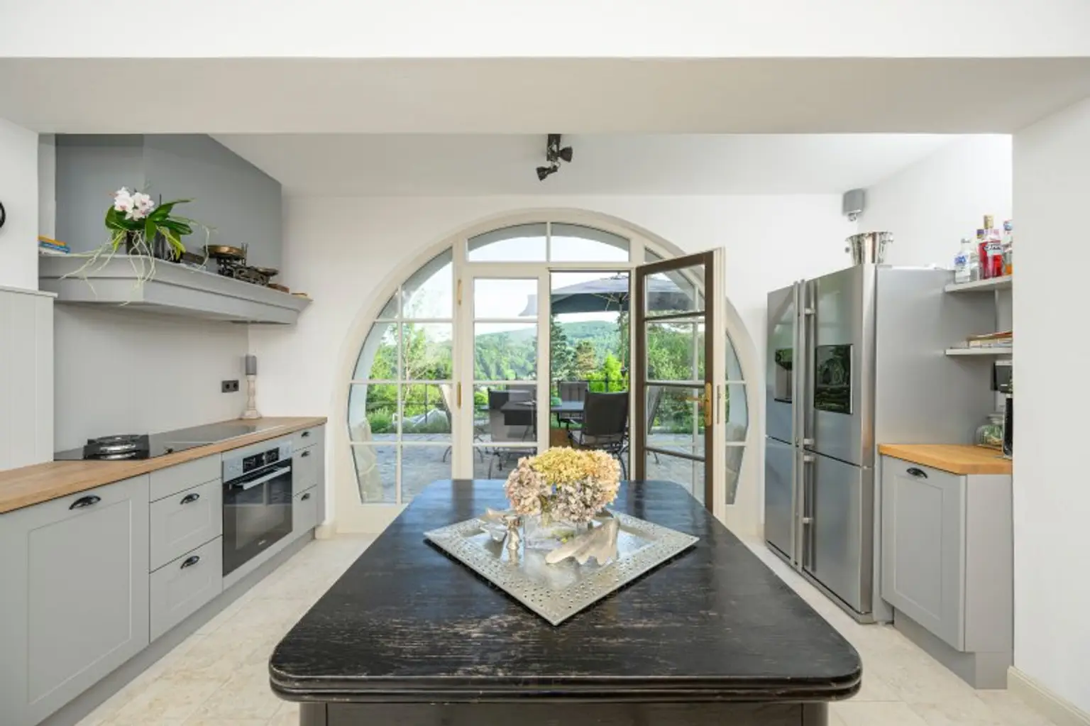 Küche im Gartengeschoß mit Terrassenzugang