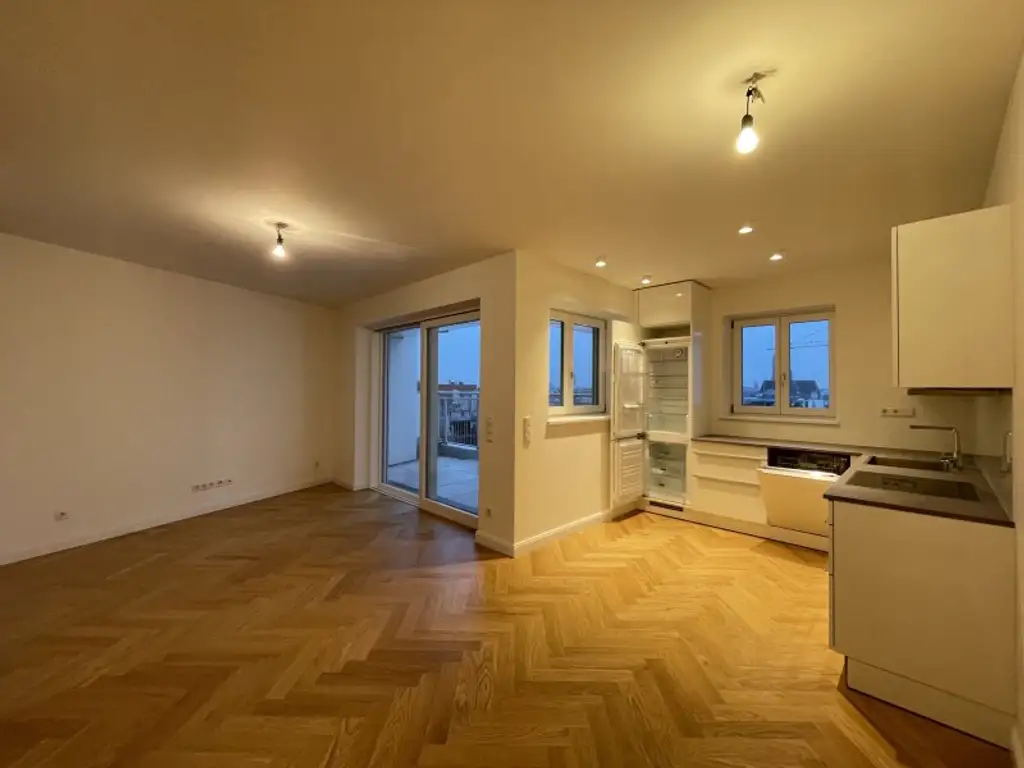 URANIA: 3 Zimmer mit hofseitiger Terrasse in Ruhelage: Luxus pur in Citynähe