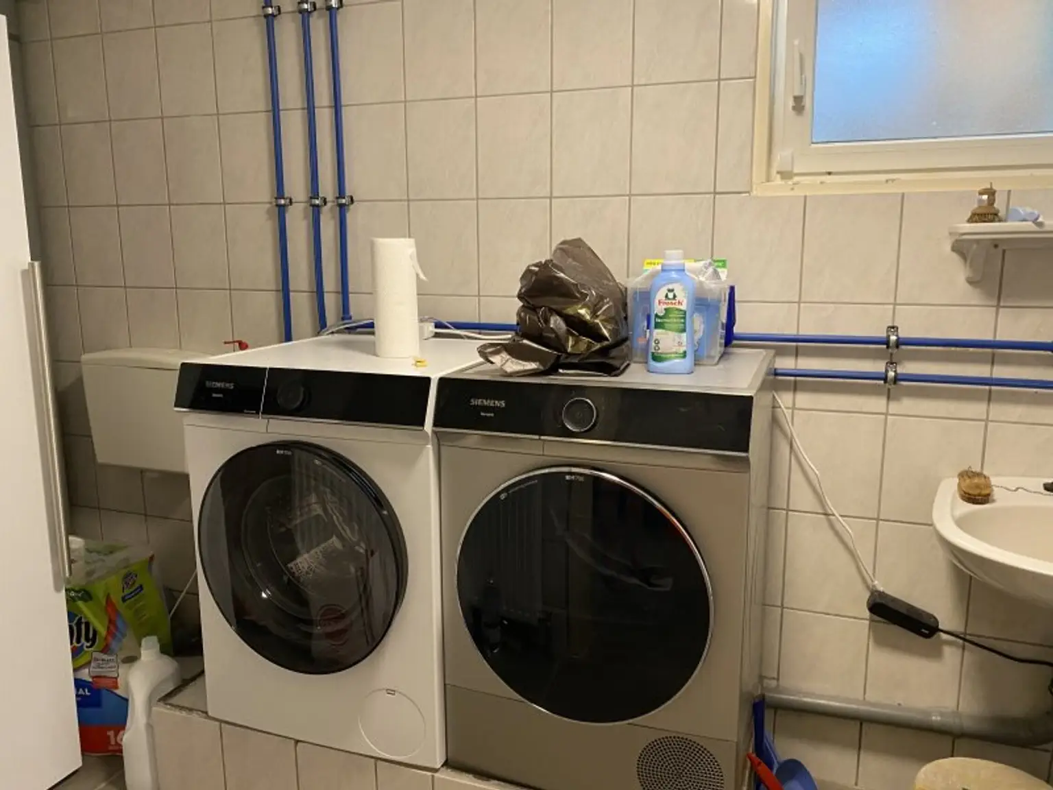 2 Häuser mit Nebengebäuden und Garten