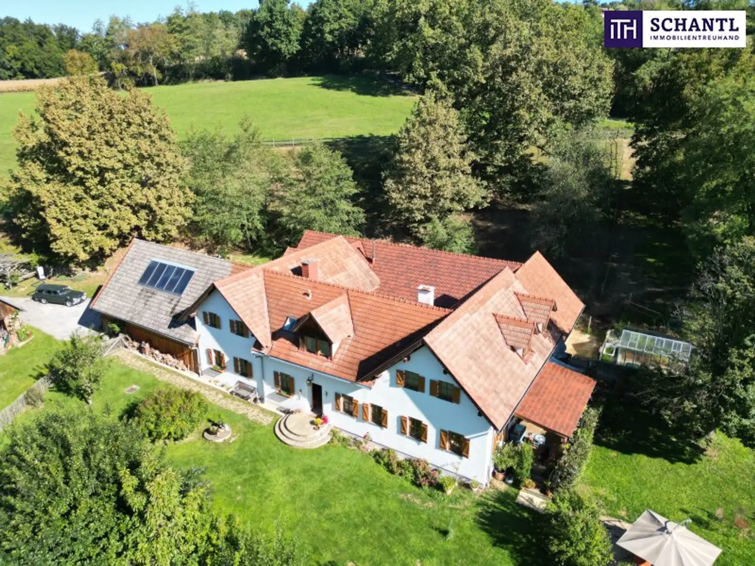 SENSATIONELLES JUWEL! Exklusiver Vierkanthof im Thermenland Steiermark – Wohnen, Reiten & Leben mit Pool und Natur!