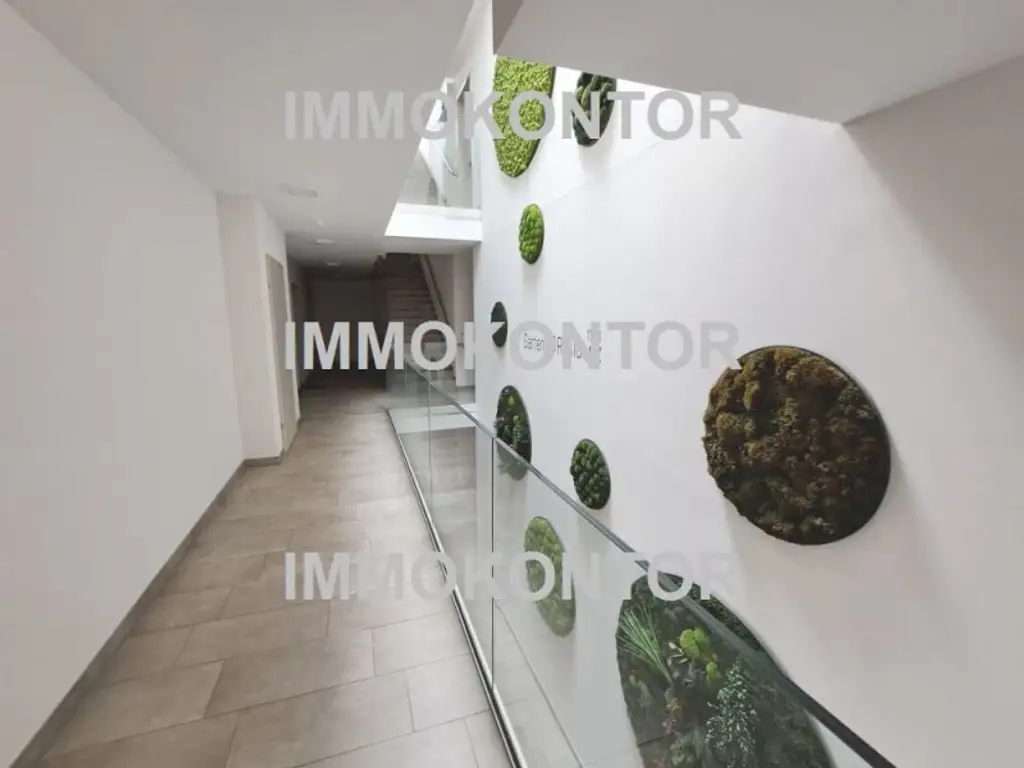 moderne Wohnung mit Balkon und Garage