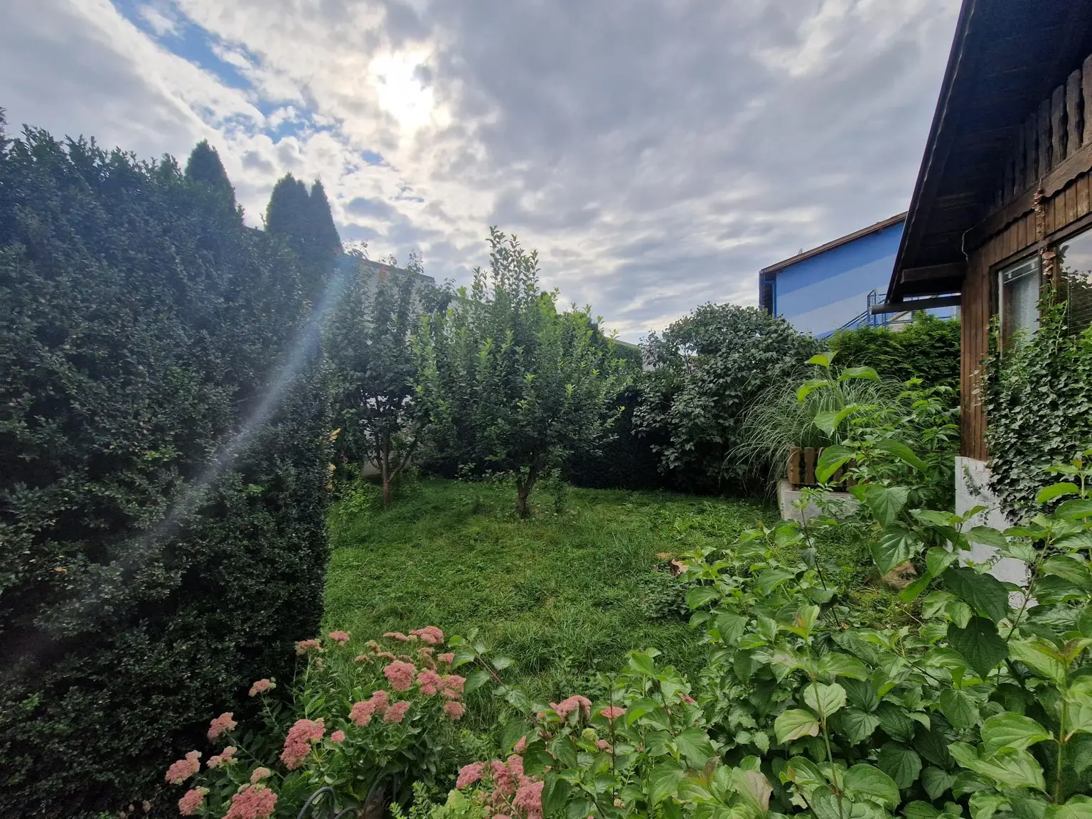 SOLIDES WOHNHAUS MIT EHEMALIGEM SOMMERHAUS, HERRLICHER TERRASSE UND POOL IN TRAUMHAFTER RUHELAGE