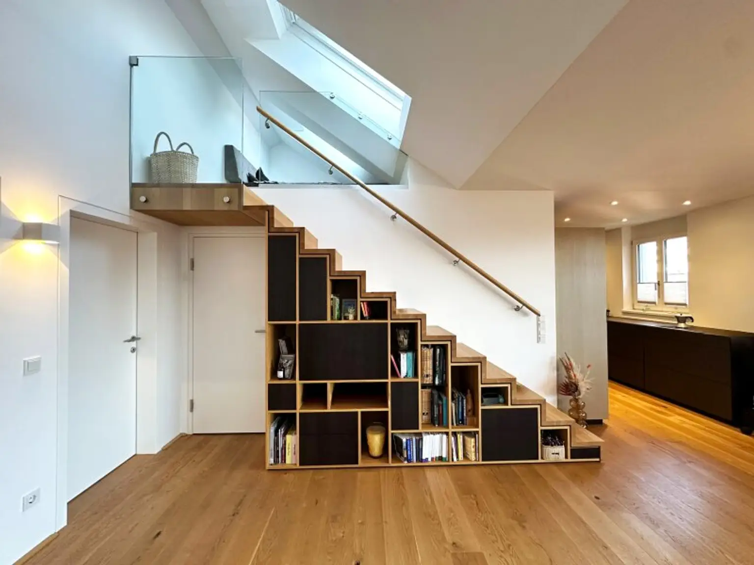 Treppe mit Einbauschrank & Galerie