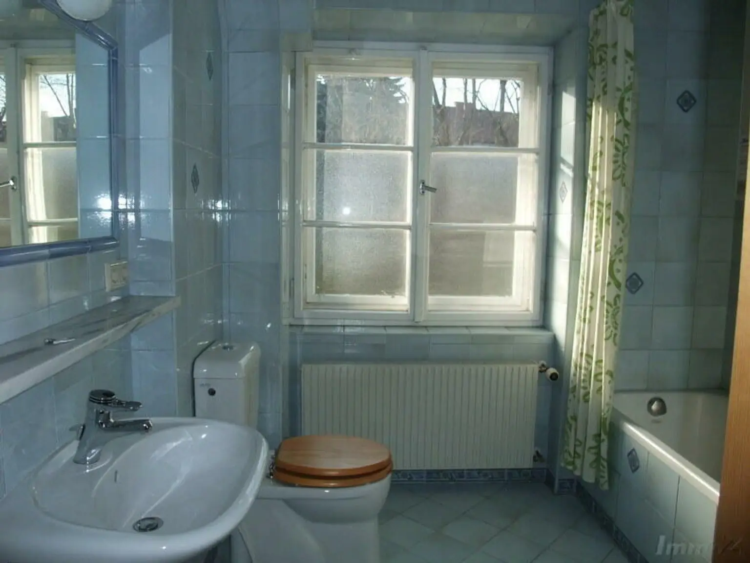 Bad mit Wanne, Fenster und WC