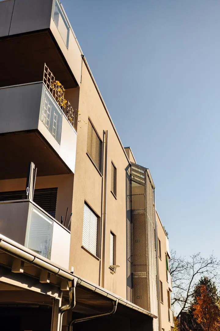 Moderne 2-Zimmer-Eigentumswohnung mit großem Balkon + Parkplatz + riesigem Kellerabteil