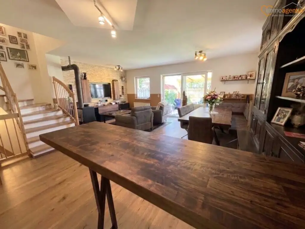 Großzügiges, vollunterkellertes Reihenmittelhaus mit Garten, Garage & ca. 245 m² Gesamtnutzfläche in Ansfelden
