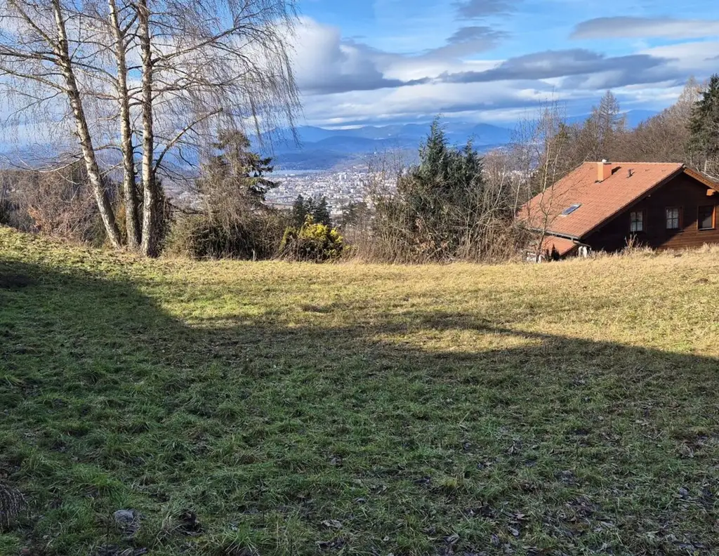 GRUNDSTÜCKS-JUWEL AM RADSBERG! HERRLICHER WEITBLICK ÜBER KLAGENFURT BIS PÖRTSCHACH AM WÖRTHERSEE!