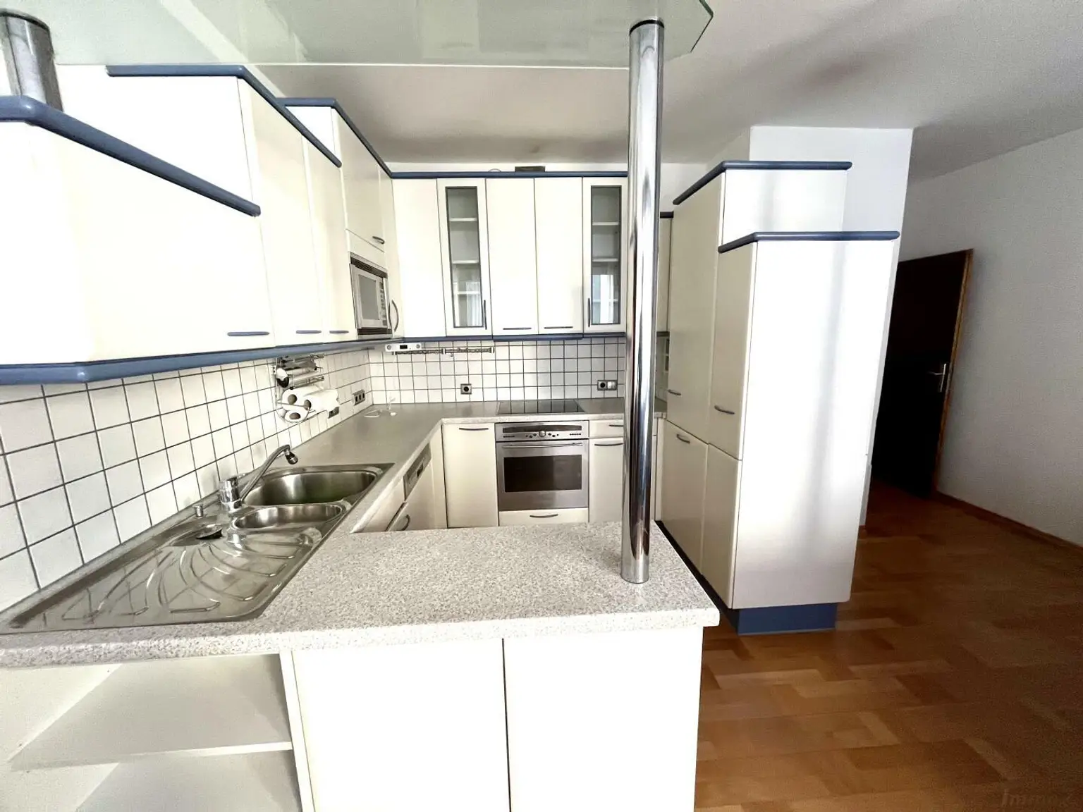 Moderne 4- Raum-Wohnung mit Loggia –voll möbliert - Nähe Gürtelturm- ideale Infrastruktur