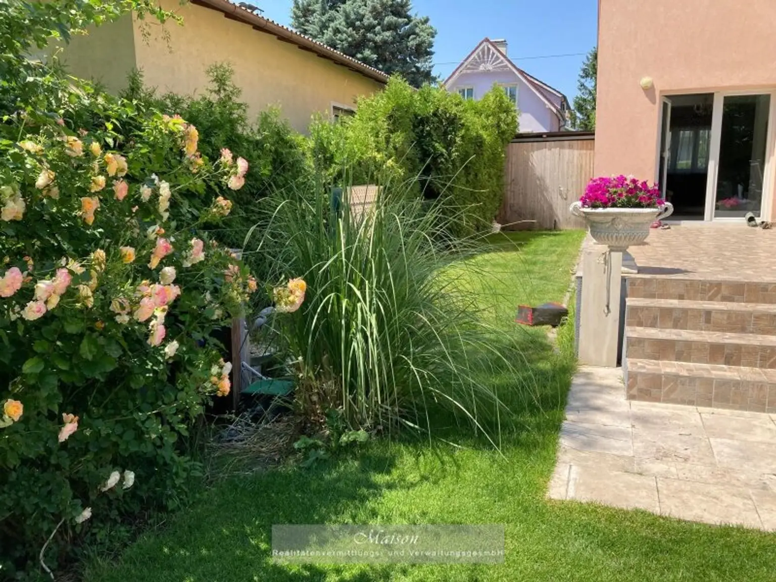 NEUWERTIGES EINFAMILIENHAUS AUF WUNDERSCHÖNEN GRUNDSTÜCK IN SONNIGER, RUHIGER SIEDLUNGSLAGE
