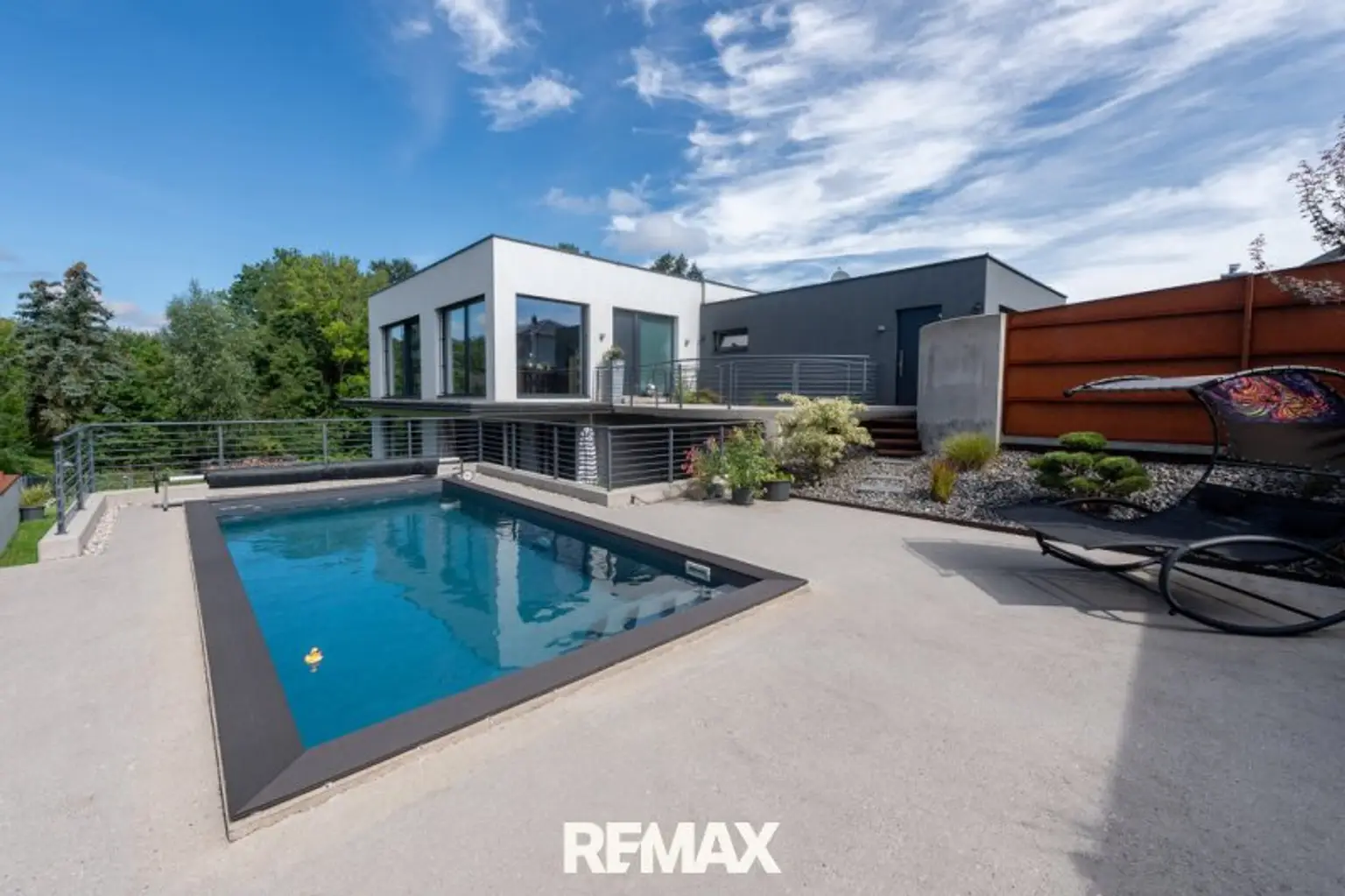 Pool mit Sitz- und Liegeplätzen/Terrasse 2