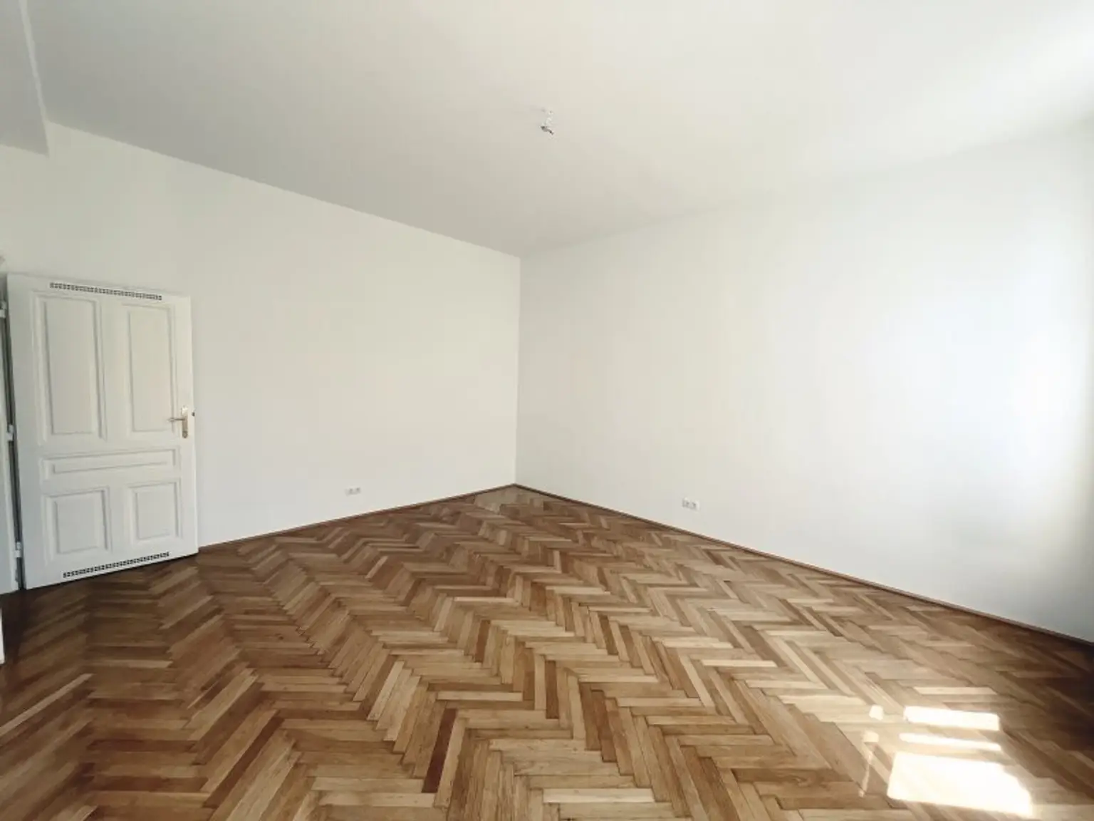 Südausrichtung mit absoluter Ruhelage im Innenhof! 2-Zimmer-Altbau-Wohnung mit elegantem Charme!