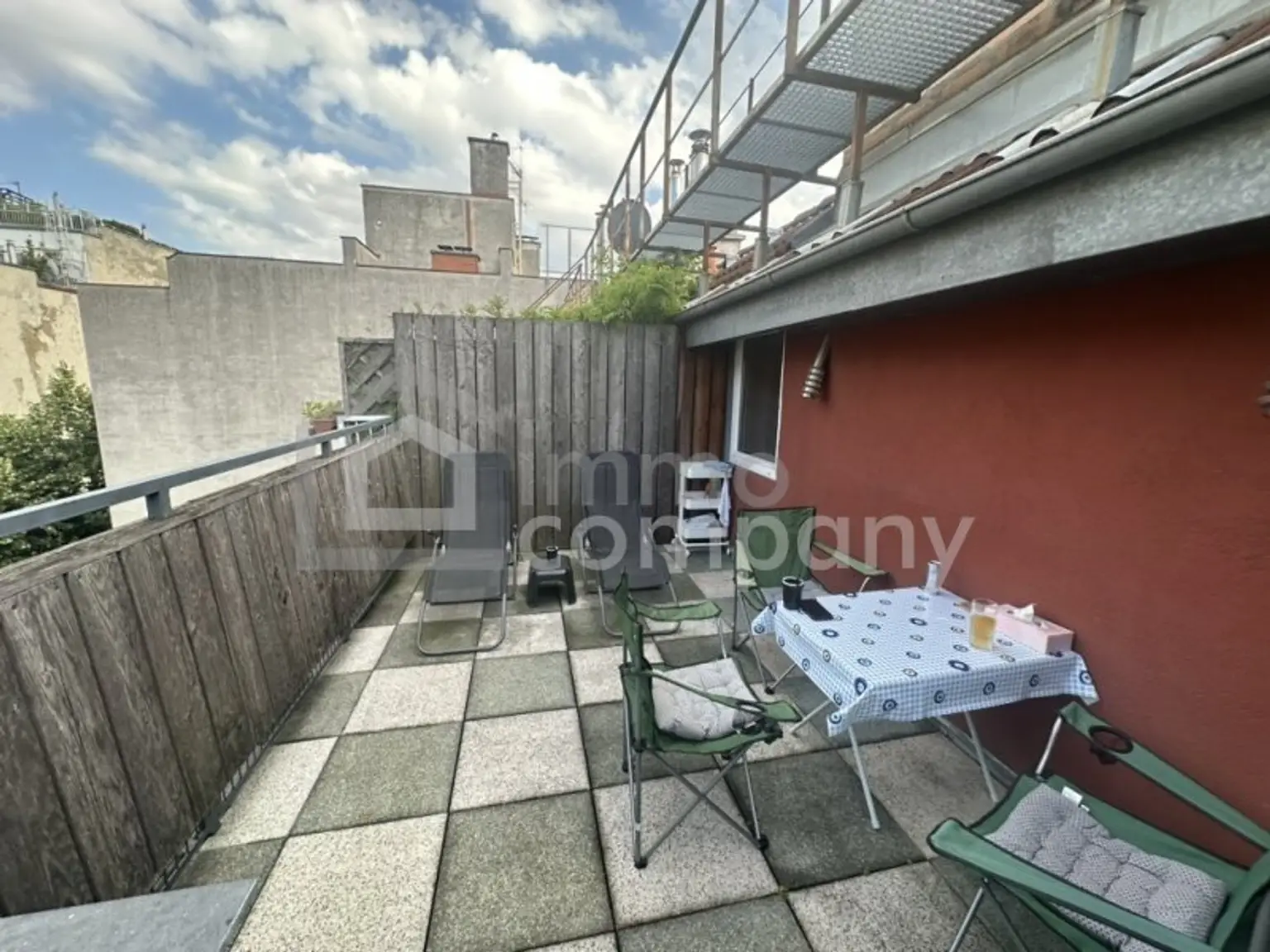 Dachgeschosswohnung in 1040 Wien – modern, geräumig, mit Balkon!