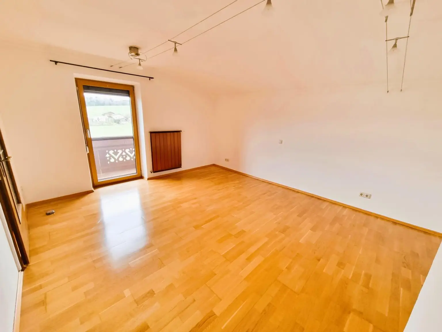 Attraktive 2-Zi.-Wohnung im Dachgeschoß mit Fernblick und Garage