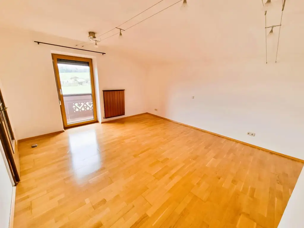 Attraktive 2-Zi.-Wohnung im Dachgeschoß mit Fernblick und Garage