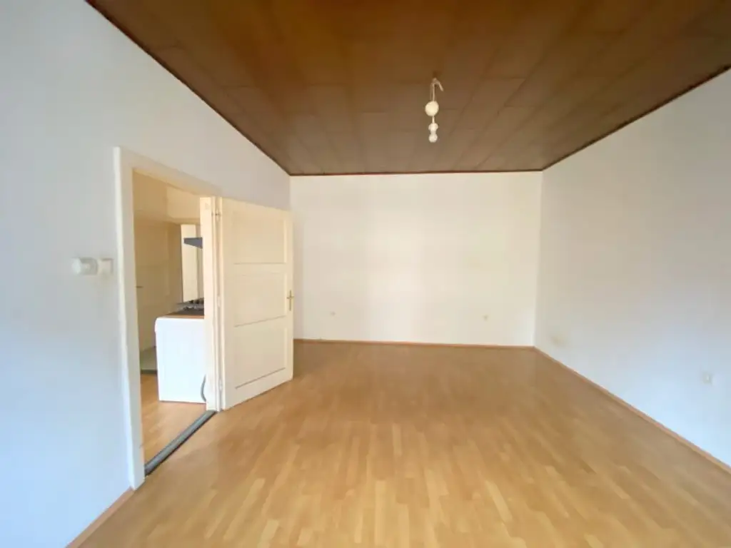 3 Zimmer-Wohnung ZUM SANIEREN, HELL und RUHIG!