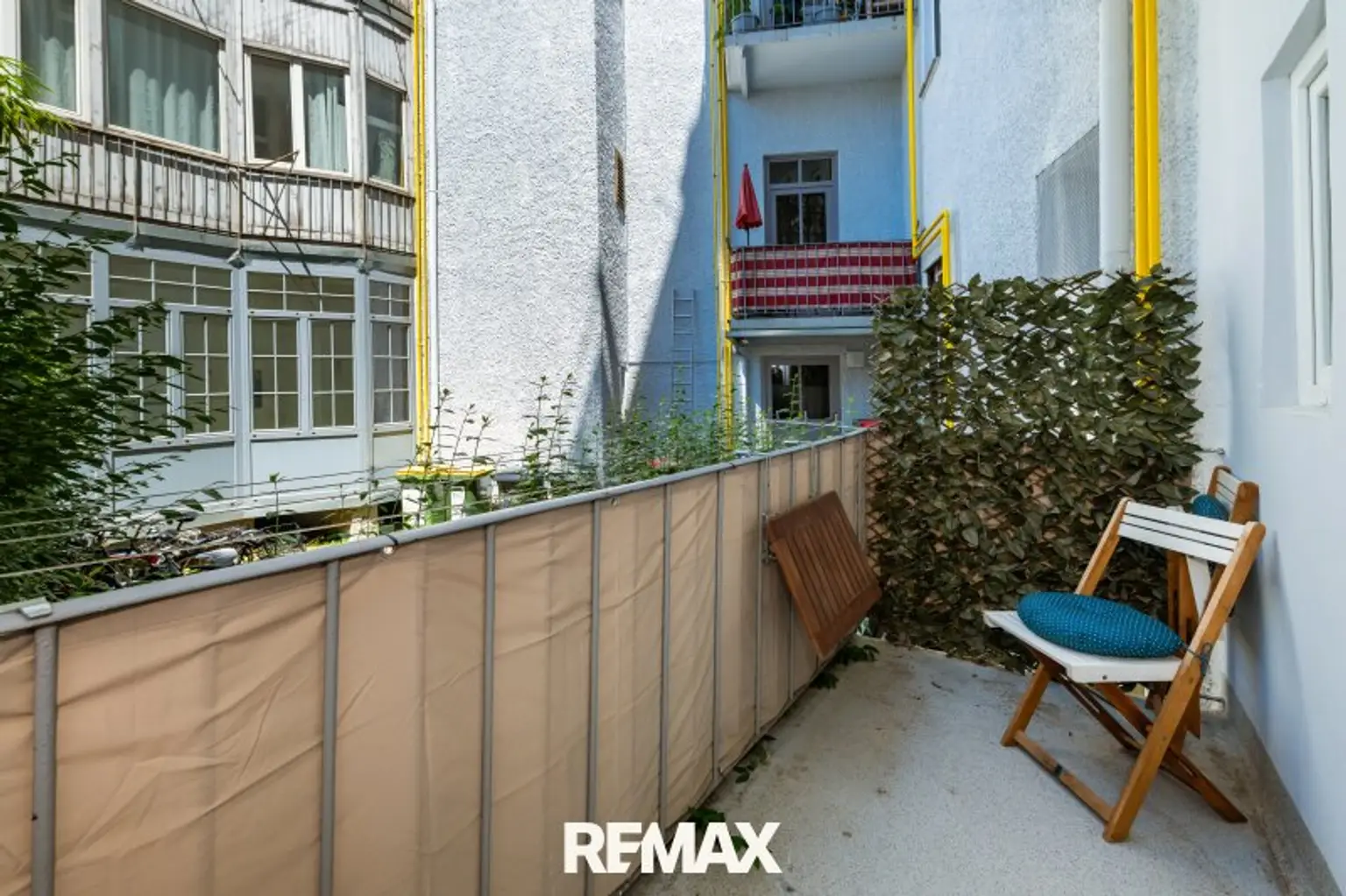 Ruhiger Innenhofbalkon